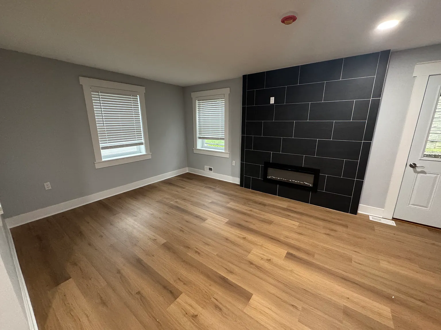 3 bed, 1.5 bath, 1640 sqft, $2,000 — Photo 2