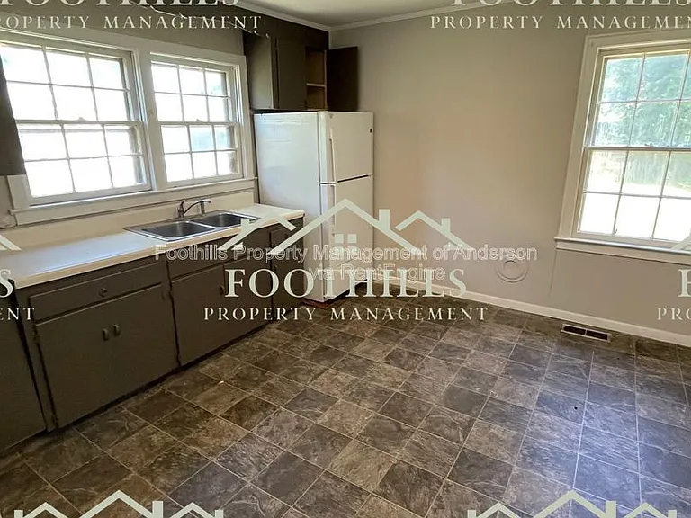 1009 S Manning St — Photo 3