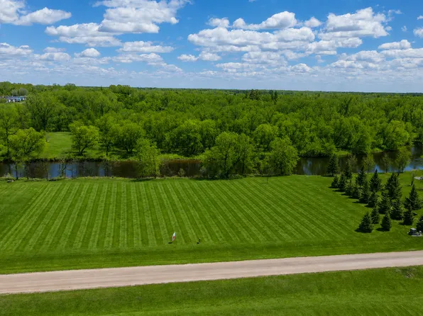 1502 Oakland Park Rd, Thief River Falls, MN 56701