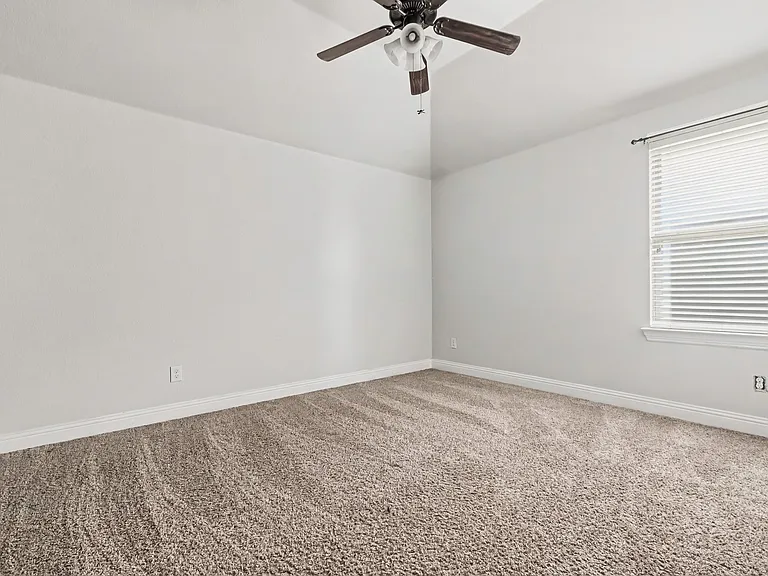 604 Darby Ln — Photo 41