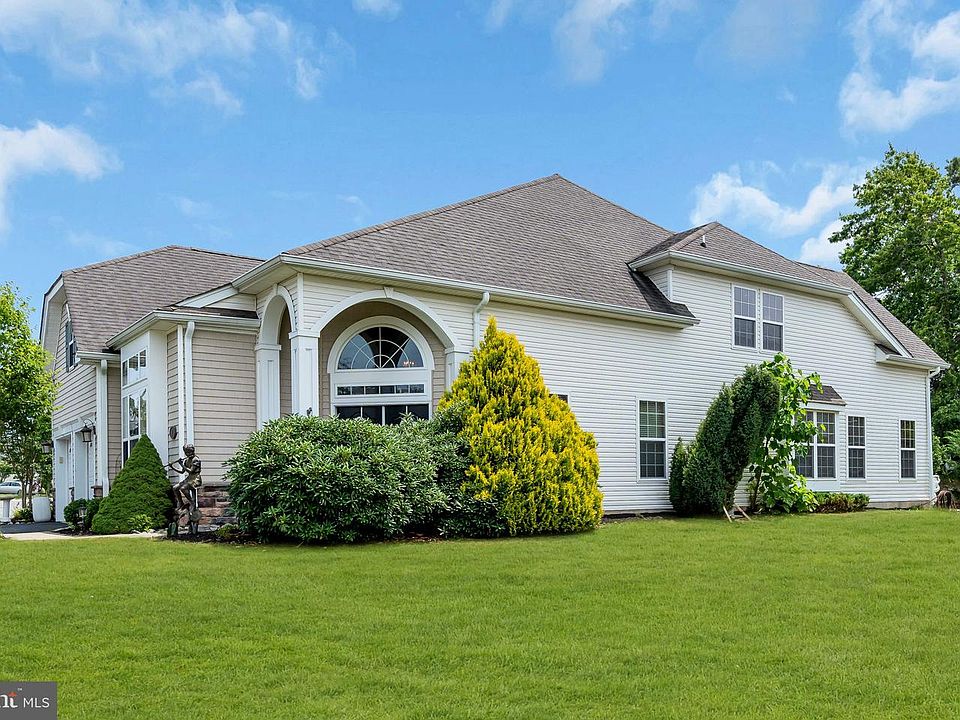 1st image of 11 Mulberry Dr