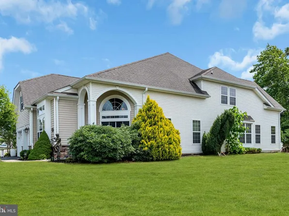 11 Mulberry Dr, Manahawkin, NJ 08050