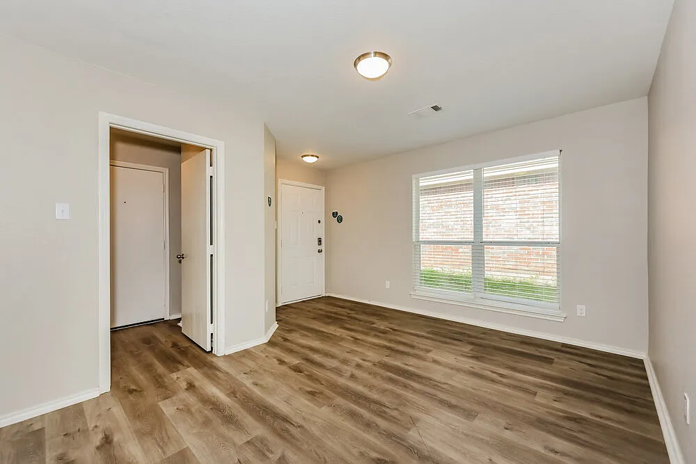 3 bed, 2.0 bath, 1373 sqft, $2,200 — Photo 3