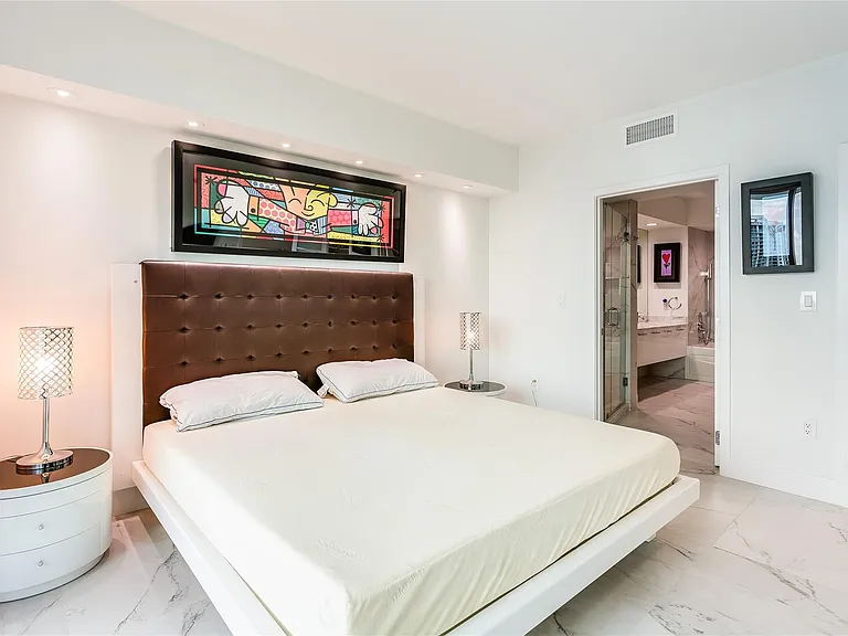 55 SE 6th St #3500 — Photo 18