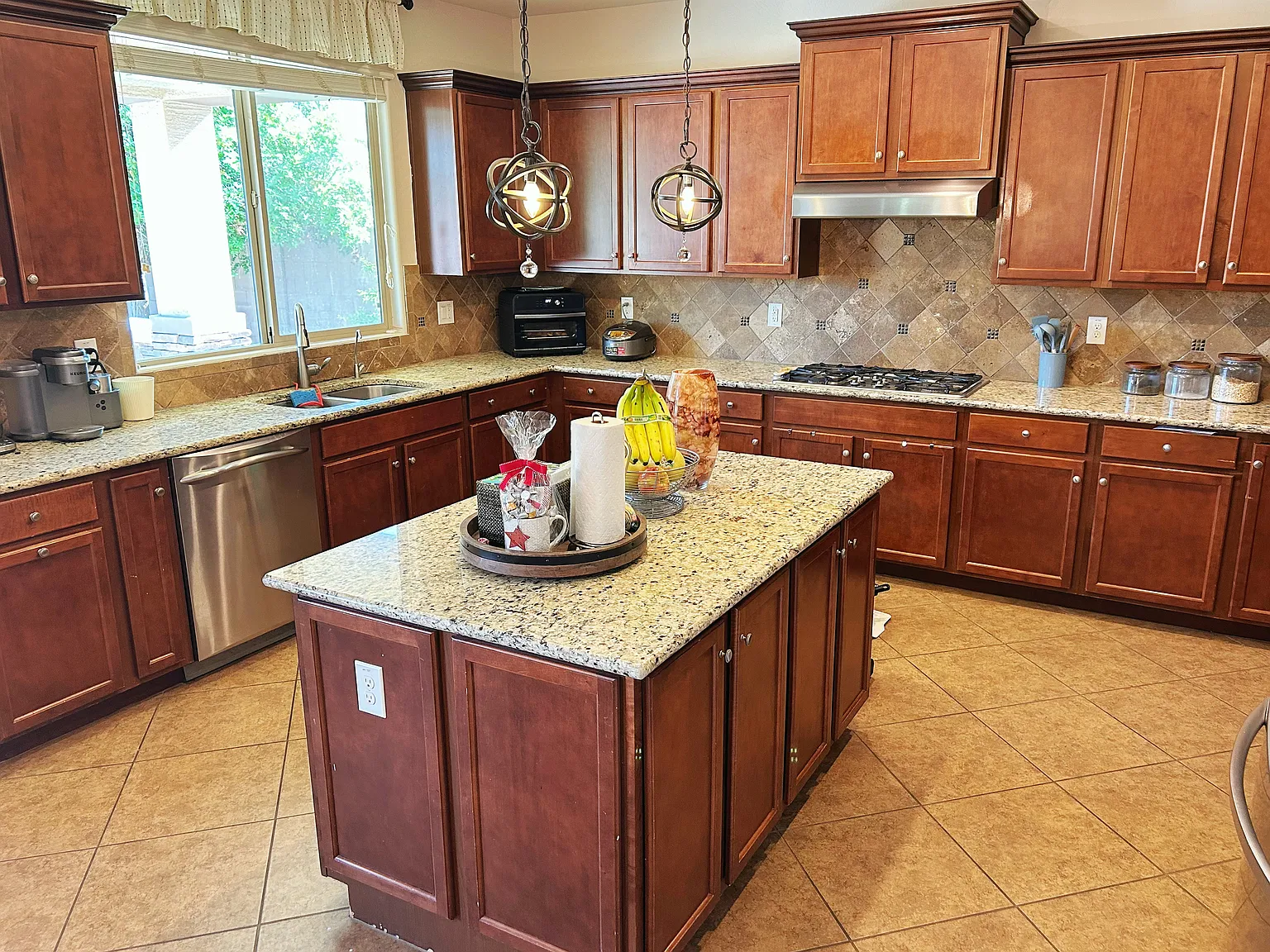 5 bed, 3769 sqft, $4,895 — Photo 4