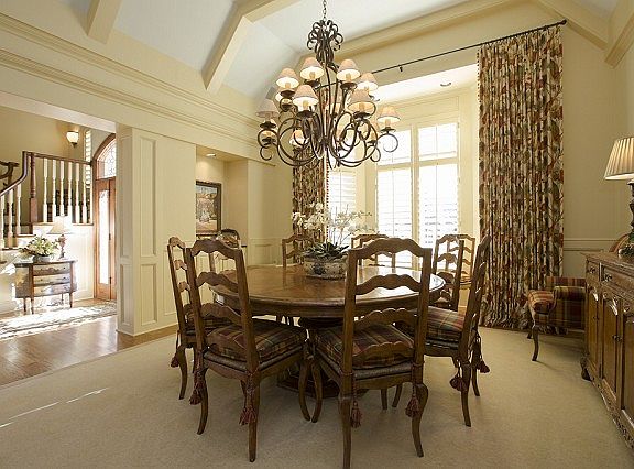 Formal dining room seats 10 or more