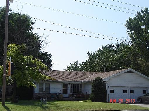 1st image of 712 N Woodlawn Ave