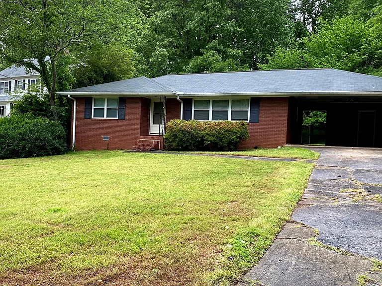 452 Windsor Dr SW — Photo 1