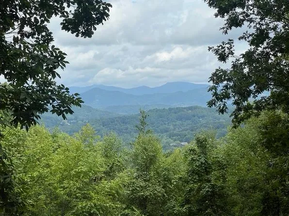 2 Gibson Rd, Franklin, NC 28734