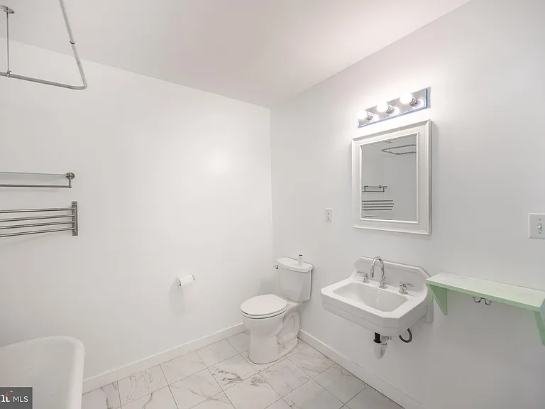 711 W Thompson St #2F — Photo 10