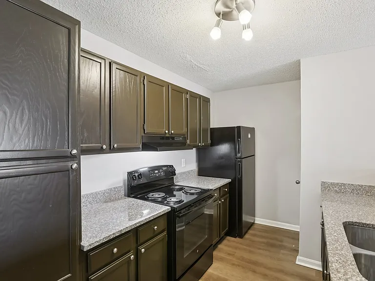 Hunters Point Apartments — Photo 20