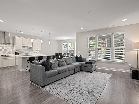 3rd image of 307 Acorn Hollow Pl