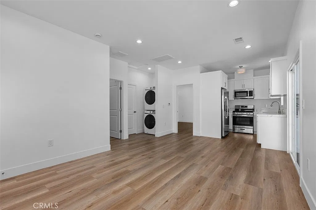 2 bed, 800 sqft, $3,200 — Photo 3