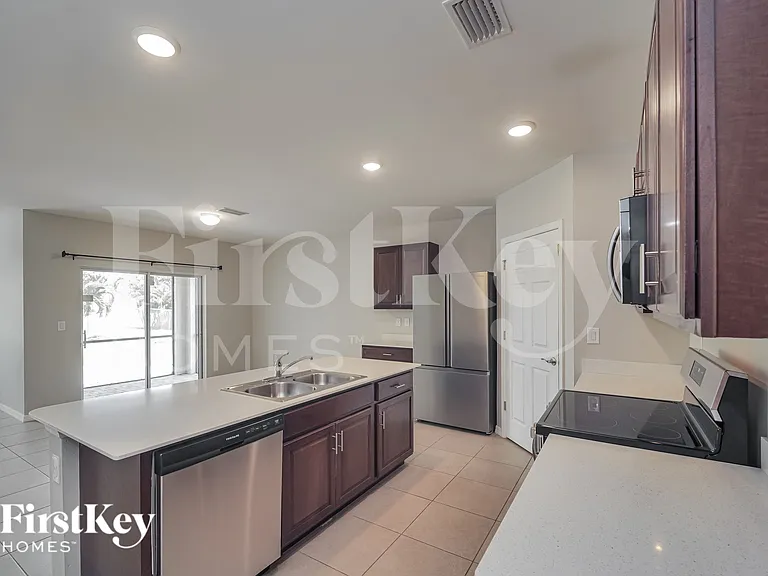 217 SE 27th St — Photo 8