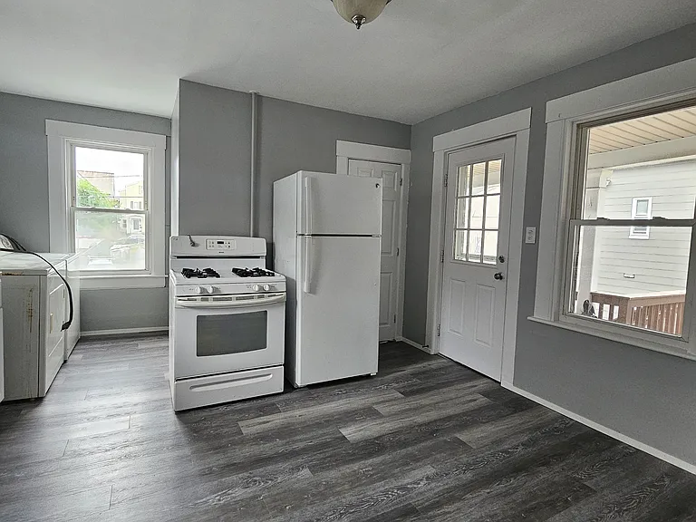 Spruce St — Photo 2