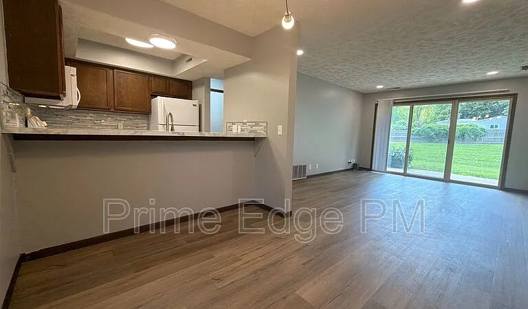 6235 Holdrege St #D-5 — Photo 11