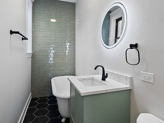 5th image of 2257 N Sawyer Ave #1