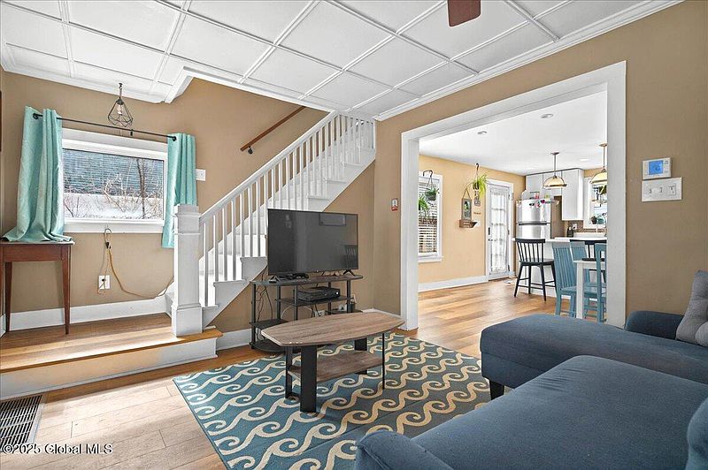 3rd image of 321 Kingsley Rd
