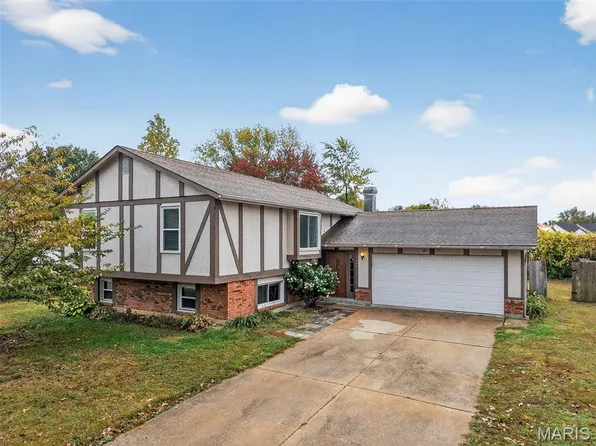 1605 Country Acres Dr, Saint Peters, MO 63376