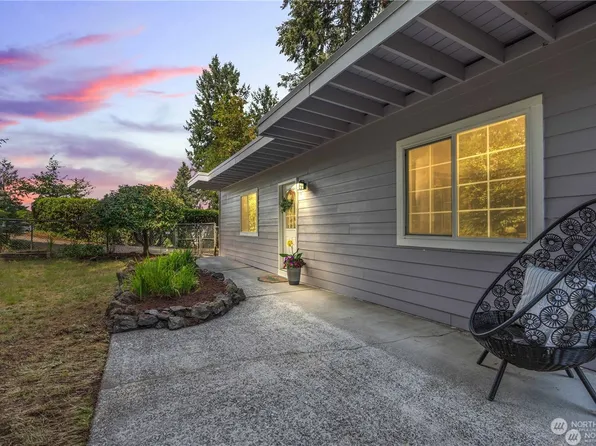 2749 Parkway Dr W, University Place, WA 98466