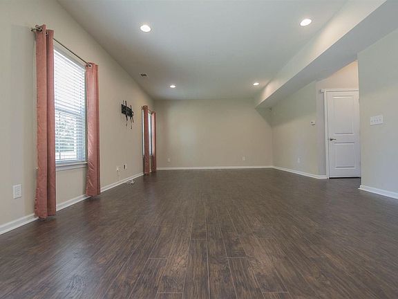 5th image of 2514 Parkwood Dr