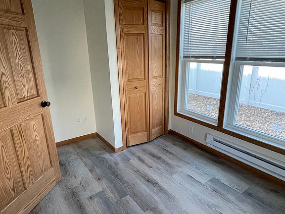 4th image of 721 W Ave S