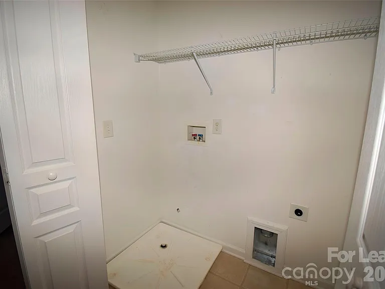 1077 Woodglen Ln — Photo 18