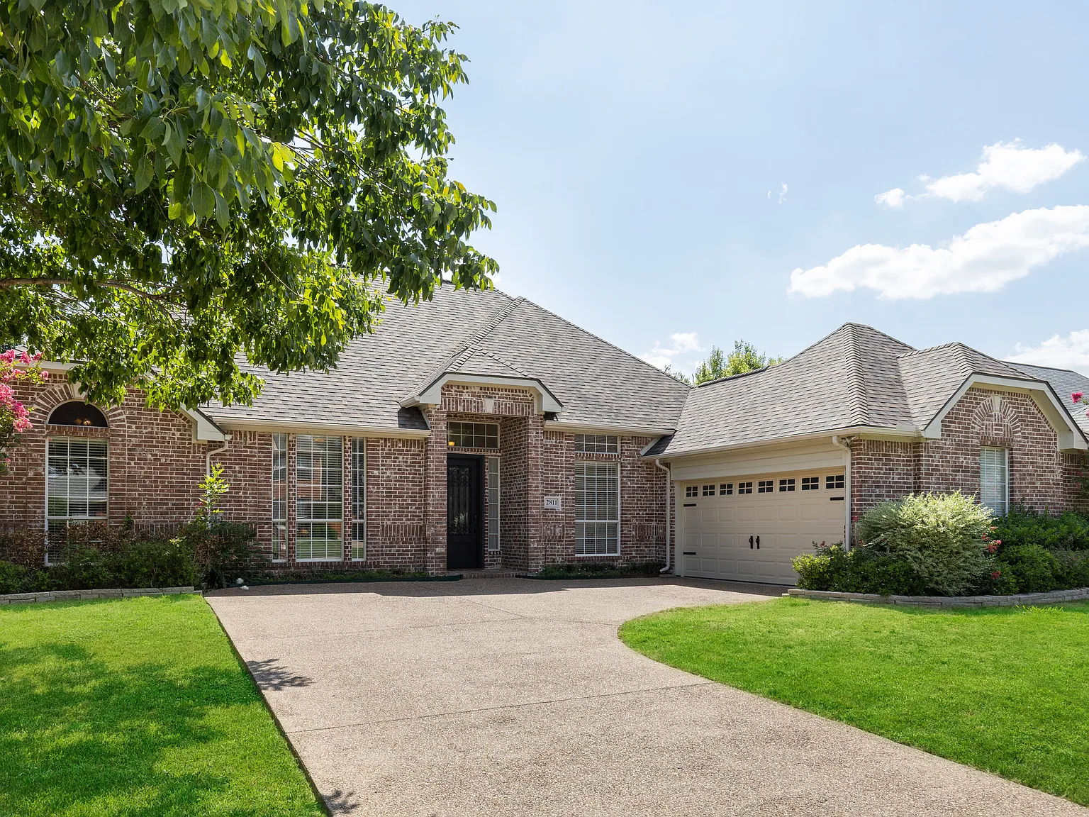 4 bed, 2.5 bath, 2506 sqft, $8,586 — Photo 2