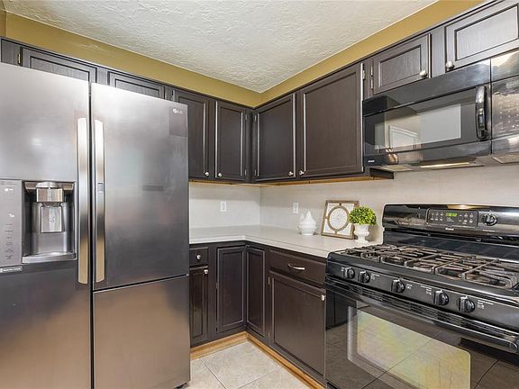 4th image of 2919 Forest Hills Dr