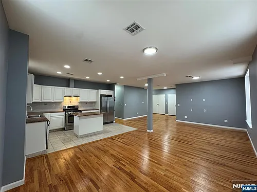 610 Devon St Photo 1