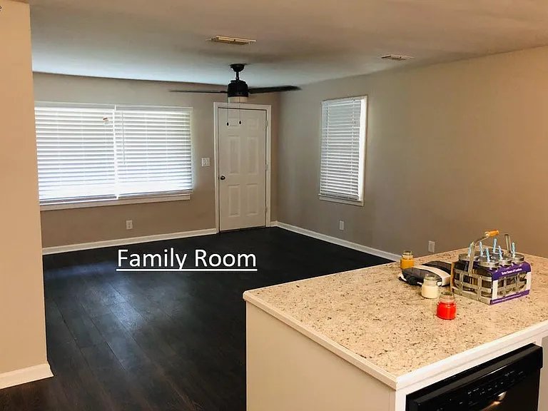 922 Bennett Ave — Photo 4