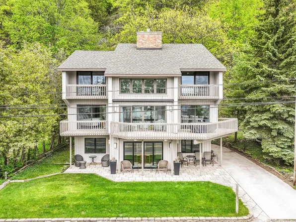 4312 Crystal Dr, Beulah, MI 49617