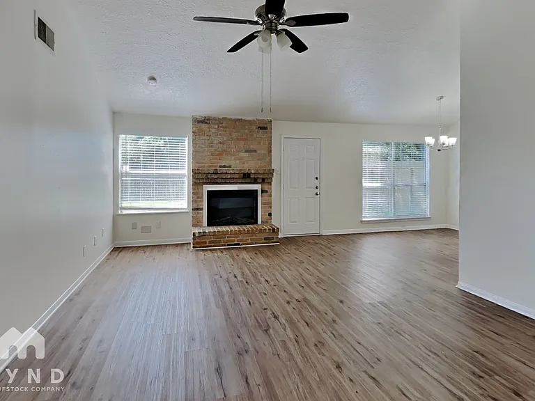 15831 Pryor Dr — Photo 2