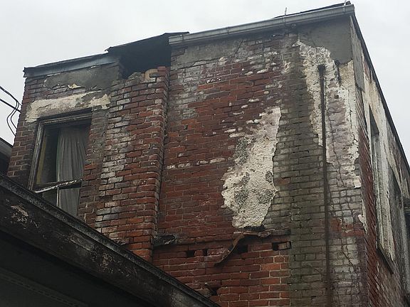 4th image of 173 E Main St
