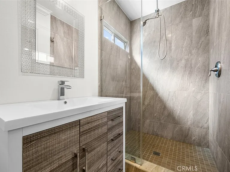11252 Saticoy St — Photo 20