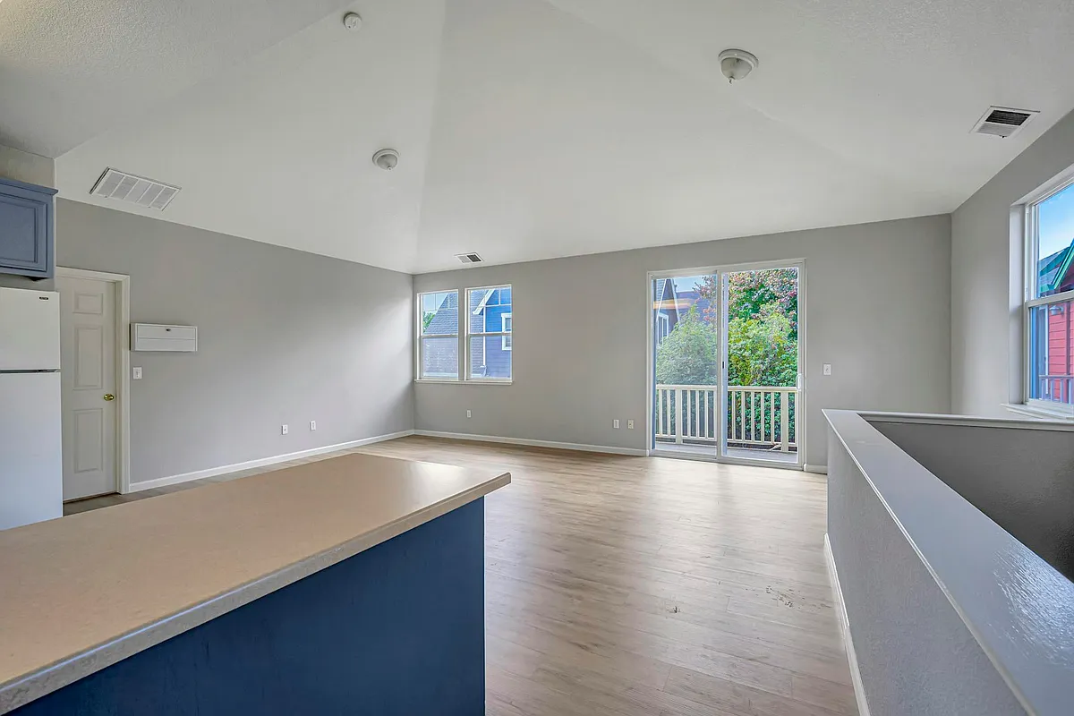 Entry - Great Room - 1467 Maple Ave #1467