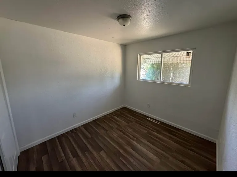 1810 Yakima Ln — Photo 2