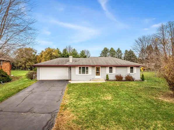 5592 Flatwillow Dr, Roscoe, IL 61073