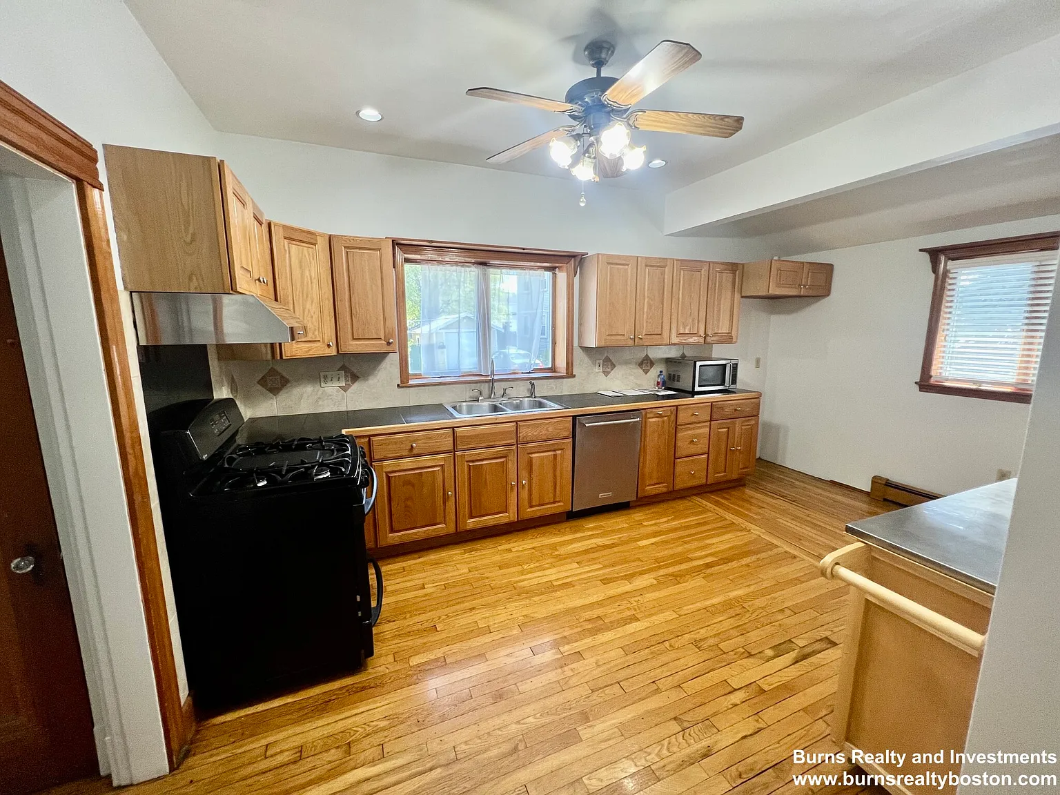 3 bed, 1.0 bath, 1526 sqft, $3,300 — Photo 4