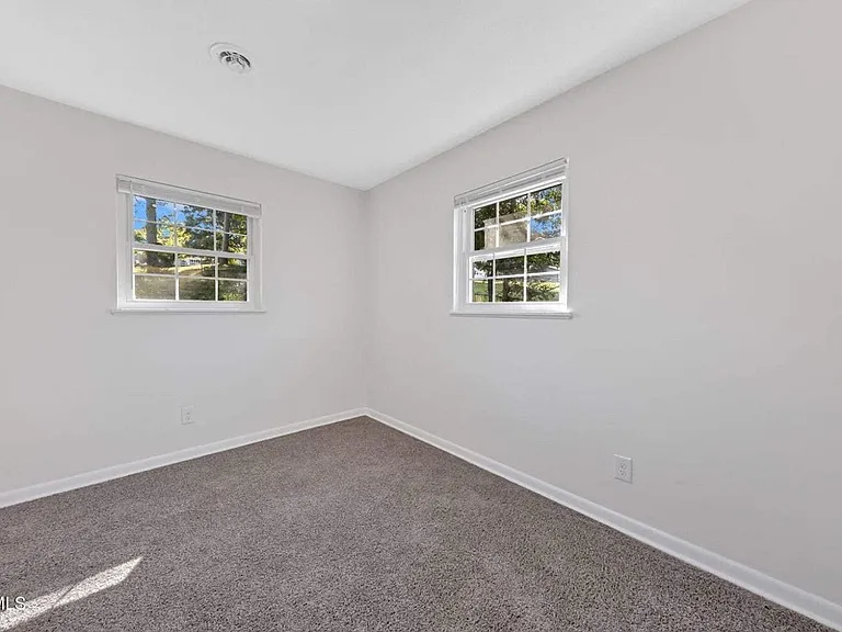528 Parrish Ln — Photo 8