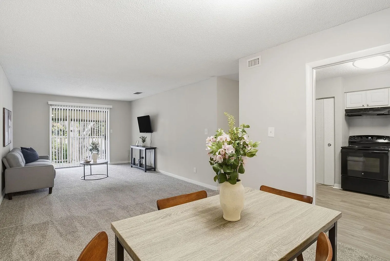 2 bed, 1.5 bath, 11194 sqft, $2,293 — Photo 3