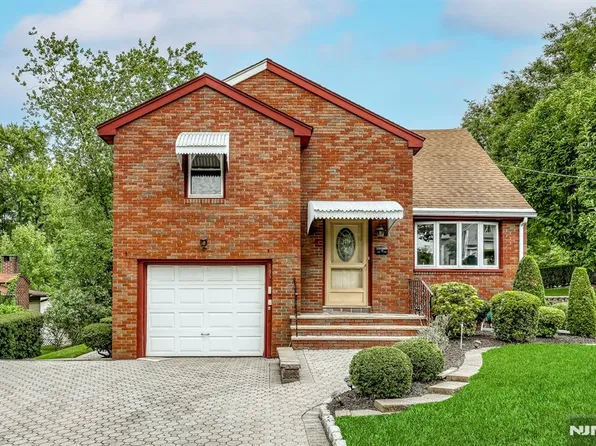 105 Arnot Pl, Paramus, NJ 07652