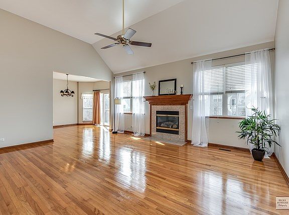 Gorgeous FR promotes volume/vaulted ceiling, hardwood flooring & gas fireplace!