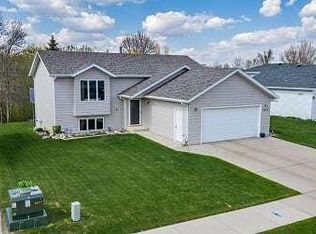 1012 16th St SE, Mandan, ND 58554