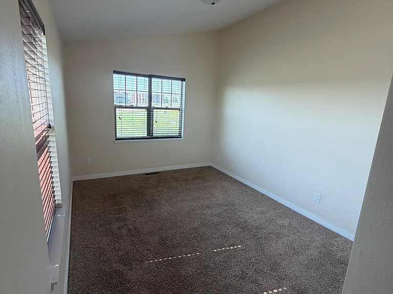 411 13th St NE — Photo 6