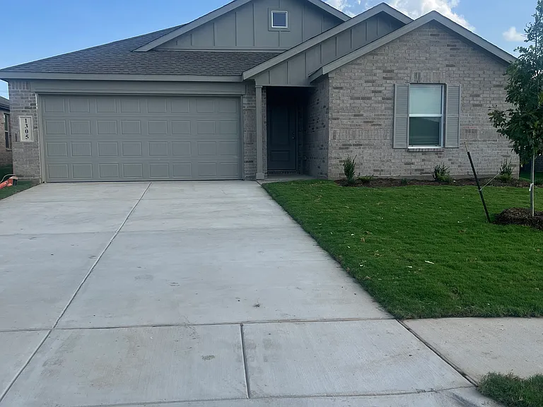 1305 Gratiot Dr — Photo 1