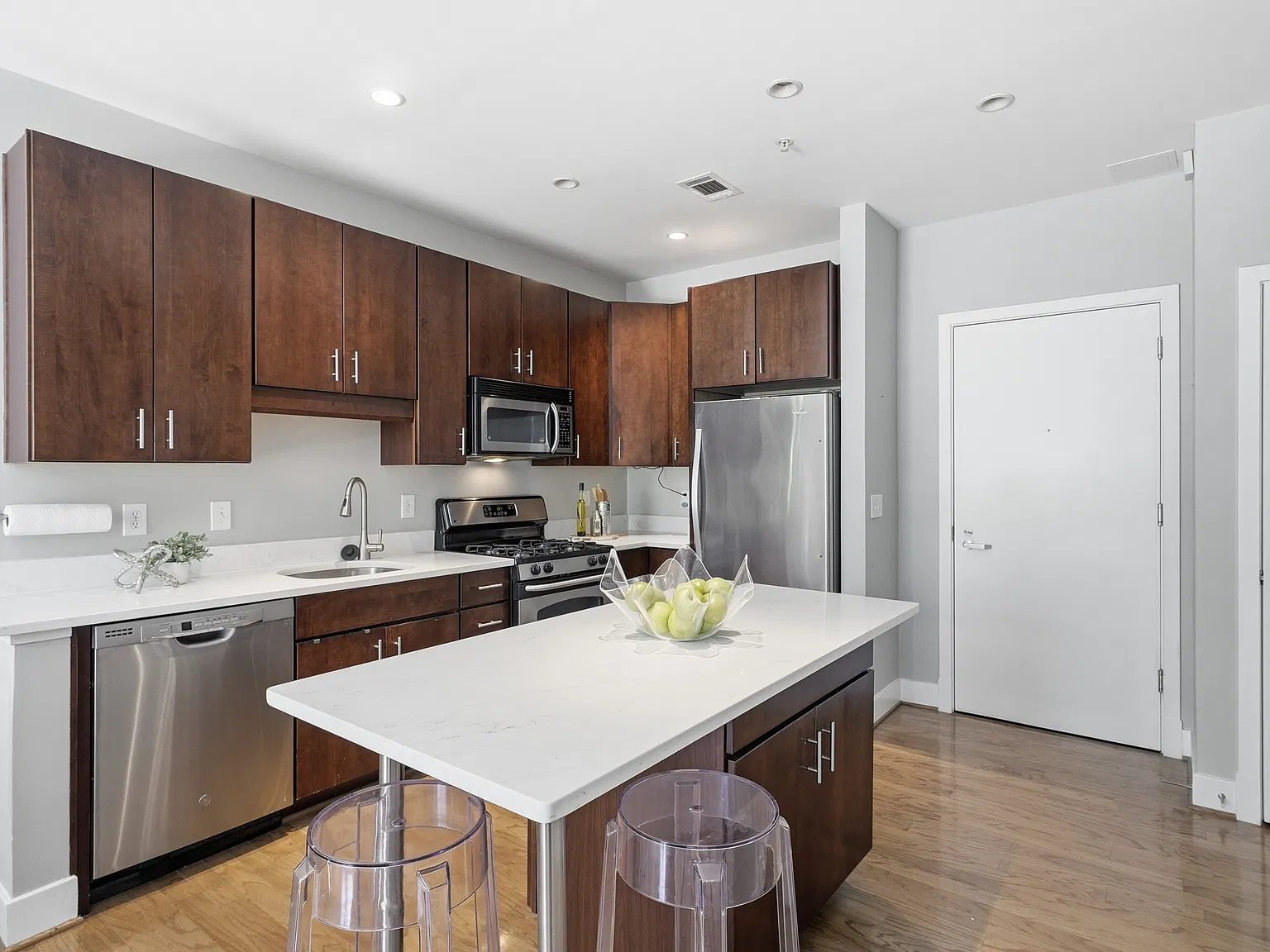 1 bed, 716 sqft, $2,100 — Photo 2