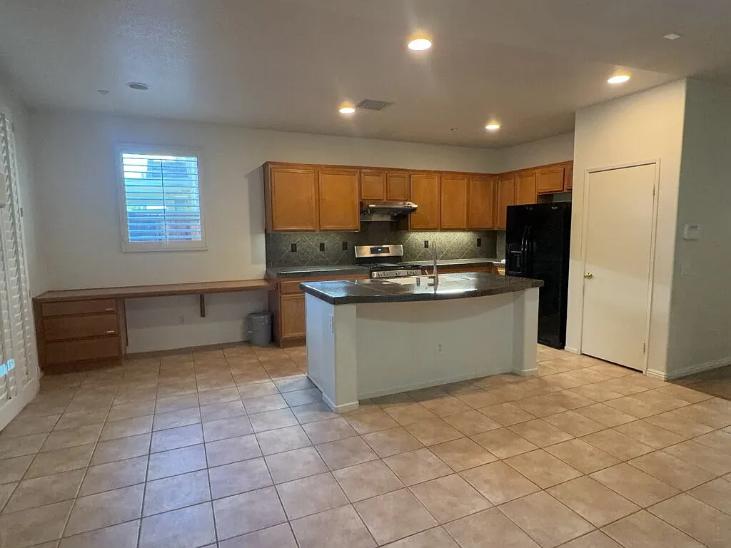 4 bed, 3.0 bath, 2533 sqft, $3,500 — Photo 2
