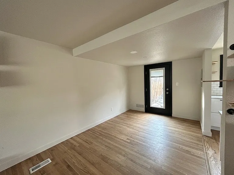 2028 Oriole Ave — Photo 3