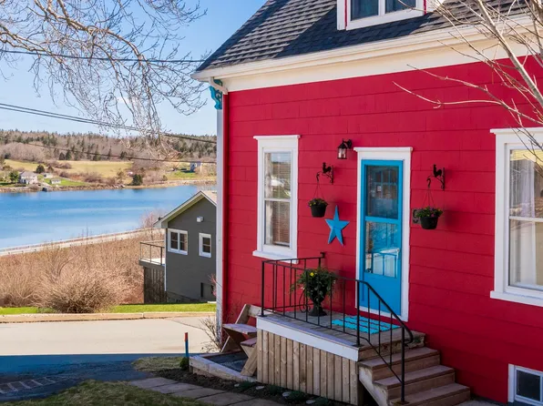 94 King St, Lunenburg, NS B0J 2C0